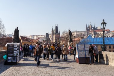 Charles Köprüsü ile turistler