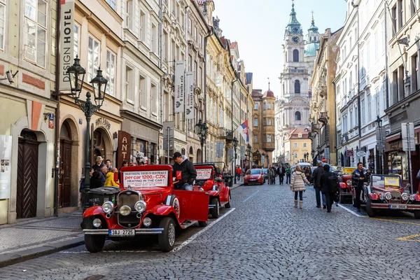 Beroemde historische rode auto praga — Stockfoto