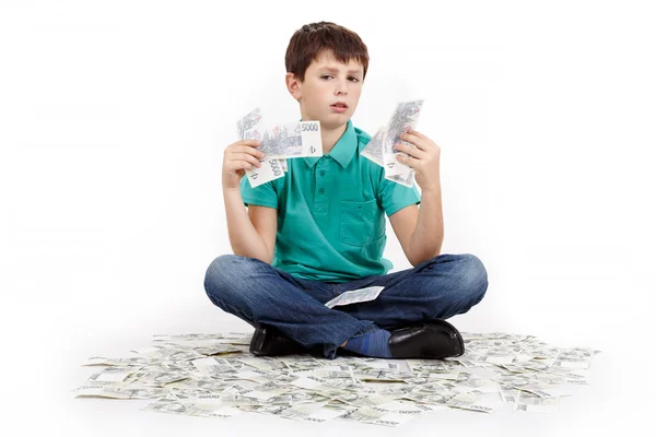 お金に座っている少年 — ストック写真