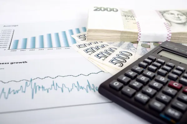 Dinheiro checo, calculadora e gráficos — Fotografia de Stock