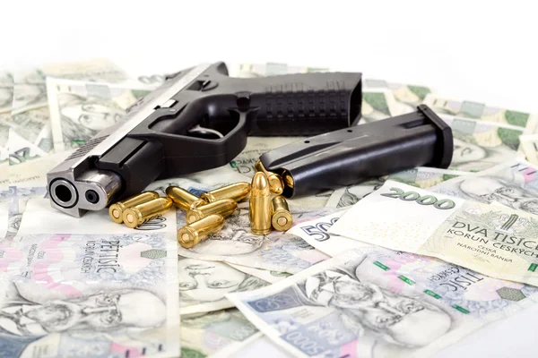 Arma com bala nas notas de checo — Fotografia de Stock