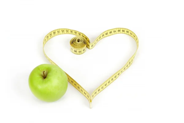 Yeşil elma izole bir ölçüm bandı ve kalp simgesi olan — Stok fotoğraf