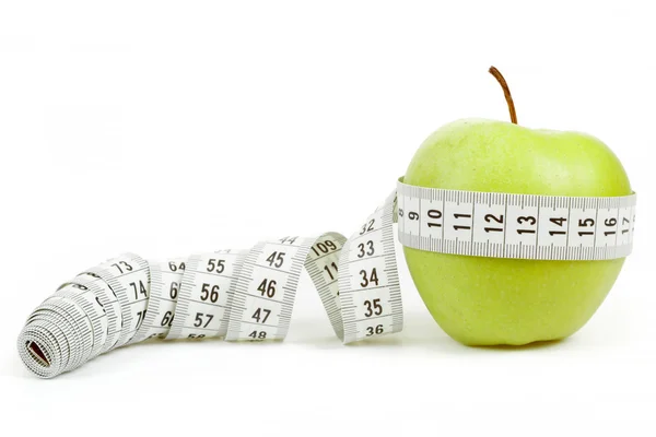 Groene appel met een meten tape en hart symbool geïsoleerd — Stockfoto