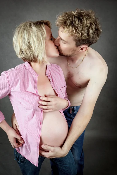 Kärleksfull glad couplehusband — Stockfoto