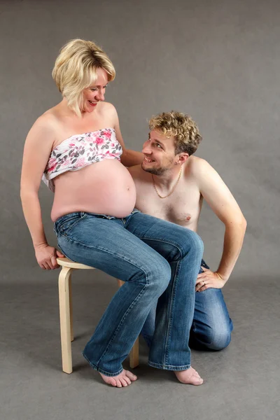 Любящая счастливая пара, улыбающаяся беременная женщина со своим мужем — стоковое фото