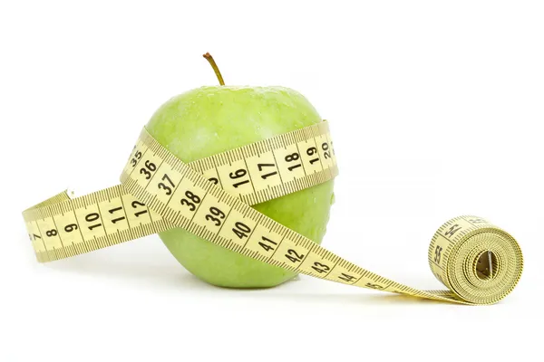 Groene appel met een meten tape en hart symbool geïsoleerd — Stockfoto