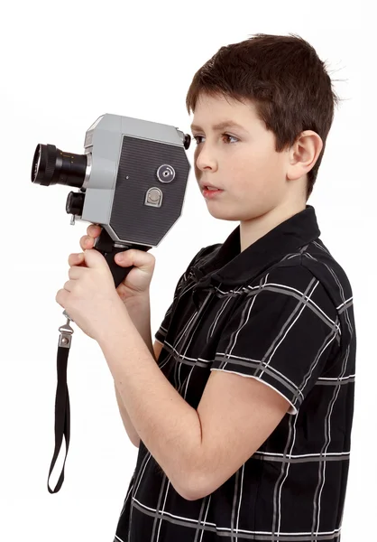 Мальчик со старой винтажной 8-миллиметровой камерой — стоковое фото