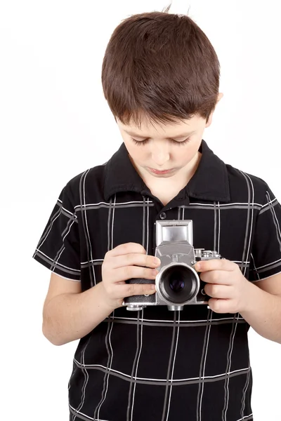 Мальчик со старым винтажным фотоаппаратом — стоковое фото