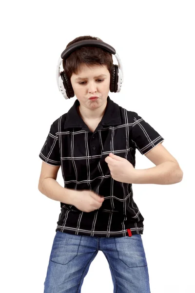 Portret van een gelukkige jongen luisteren naar muziek en dansen — Stockfoto