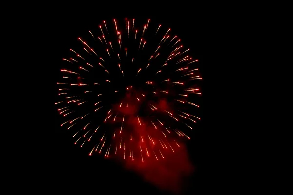 Vuurwerk aan de nachtelijke hemel — Stockfoto