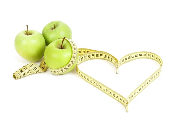 Зеленое яблоко с измерительной лентой и символом сердца изолированы — стоковое фото