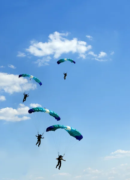 Неопознанный парашютист на голубом небе — стоковое фото