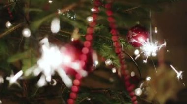 renkli topları ve yanan maytap ile Noel ağacı