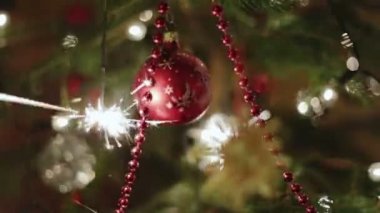 renkli topları ve yanan maytap ile Noel ağacı