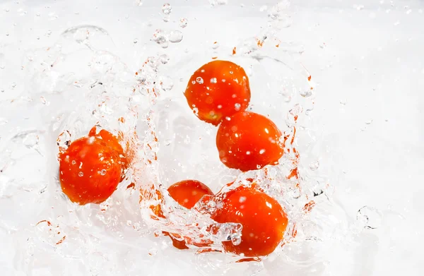 Tomates rojos cereza con salpicadura de agua —  Fotos de Stock