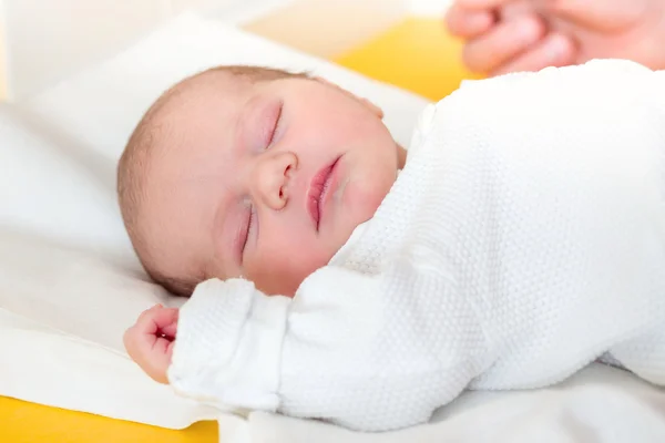 Bebé recién nacido dormido en el hospital — Foto de Stock