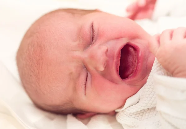 Crying newborn baby in the hospital — Stock Photo, Image