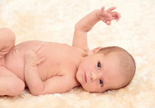 Kijken pasgeboren baby — Stockfoto