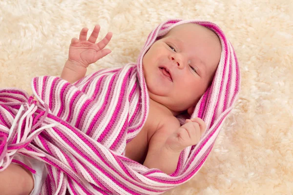 生まれたばかりの赤ちゃんの笑顔 — ストック写真