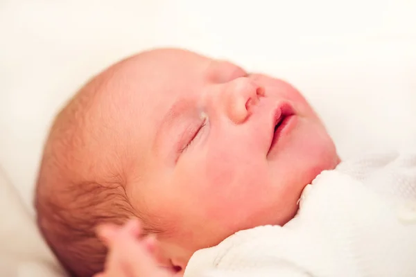 Sleeping newborn baby in the hospital — Stock Photo, Image