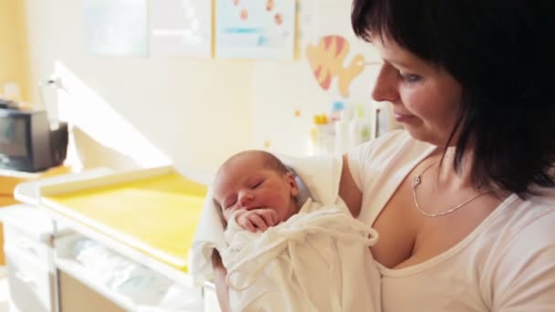 Ibu dengan bayi kecilnya yang lucu, jam pertama kehidupan baru — Stok Video