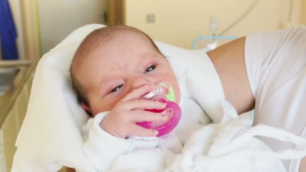 Mãe com seu bebê pequeno bonito, primeiras horas da nova vida — Vídeo de Stock