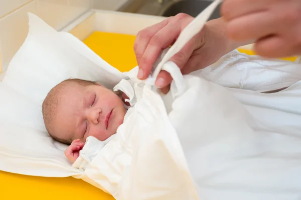 Sleeping newborn baby in the hospital — Stock Photo, Image