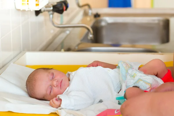 睡在医院的新生婴儿 — 图库照片