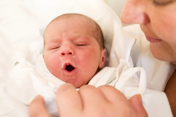 Hastanede yenidoğan bebek ağlıyor — Stok fotoğraf