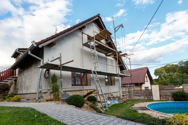 Bouw of reparatie van het vakantiehuis Rechtenvrije Stockfoto's