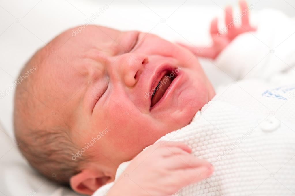 Колики при смешанном. Плачущий младенец при коликах. Бледный Плачущий младенец. Нормальный плач у новорожденного.
