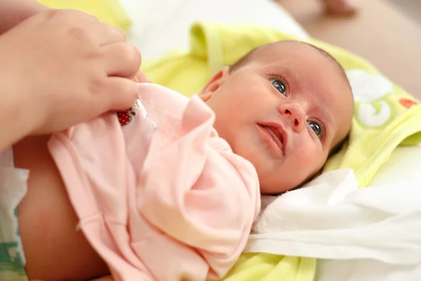 Vestir o bebê após o banho — Fotografia de Stock