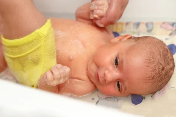 为年轻可爱的宝宝洗个澡 — 图库照片