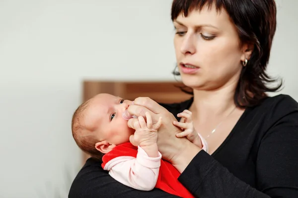 Mãe amorosa abraçando seu bebê — Fotografia de Stock