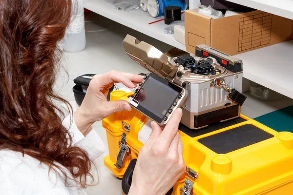 Woman working with fiber optic fusion splicer — Stock Photo, Image