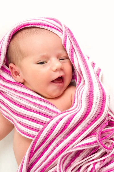Glimlachend pasgeboren baby — Stockfoto