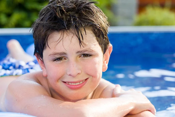 Menino na piscina — Fotografia de Stock