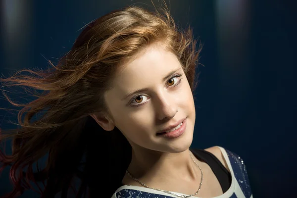 Retrato de estudio de la joven chica hermosa —  Fotos de Stock