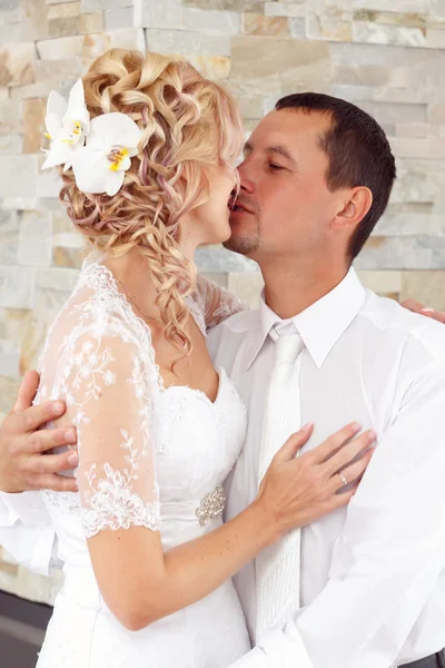 Bonito jovem casamento casal beijando — Fotografia de Stock