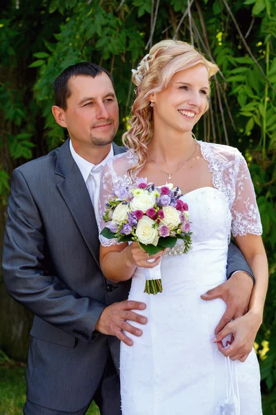 Beautiful young wedding couple — Stock Photo, Image