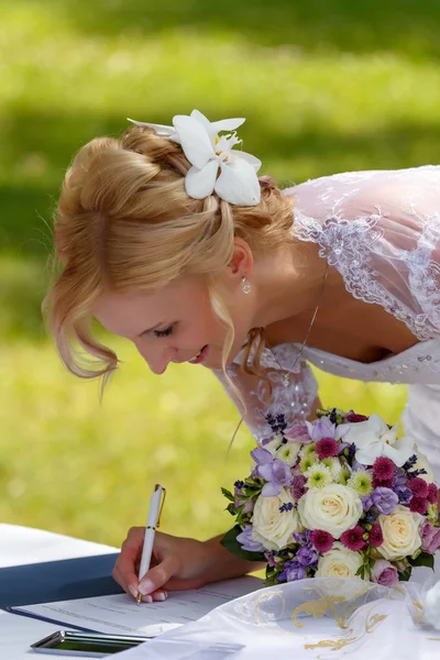 Красивая блондинка, улыбающаяся невеста подписала контракт — стоковое фото