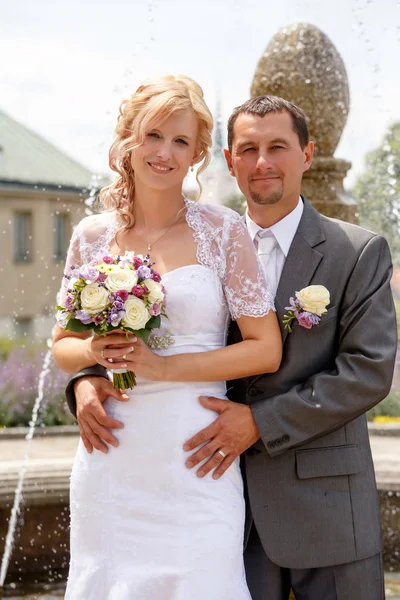 Beautiful young wedding couple — Stock Photo, Image