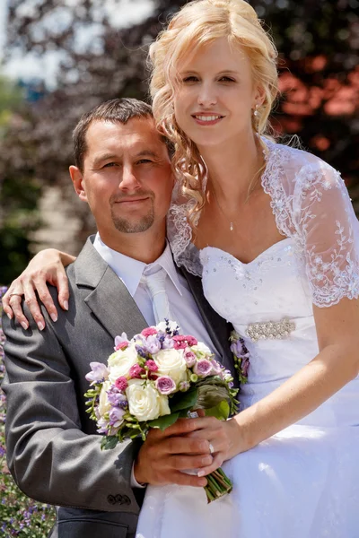 Hermosa joven pareja de boda —  Fotos de Stock