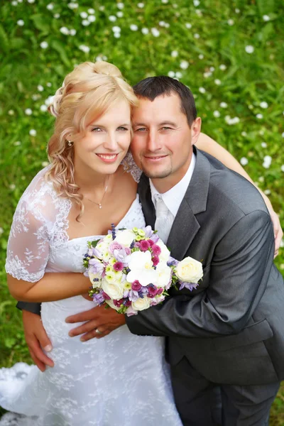 Beautiful young wedding couple — Stock Photo, Image