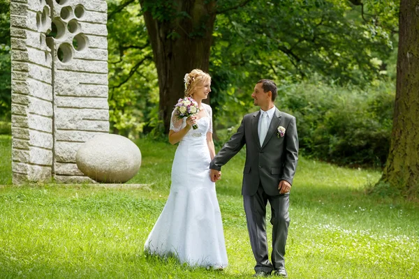 Beautiful young wedding couple — Stock Photo, Image