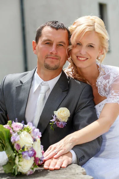 Beautiful young wedding couple — Stock Photo, Image