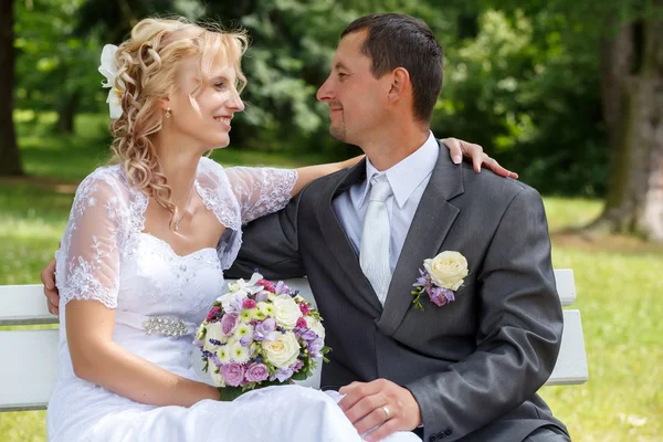 Beautiful young wedding couple — Stock Photo, Image