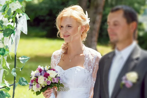 美しい若い結婚式のカップル — ストック写真