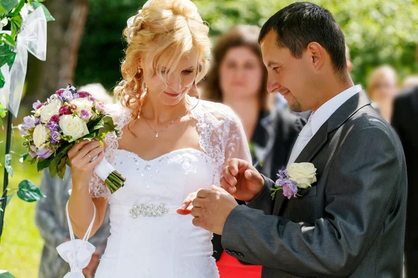 Hermosa boda joven pareja intercambio de anillos de boda —  Fotos de Stock