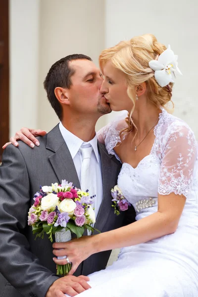 Bonito jovem casamento casal beijando — Fotografia de Stock